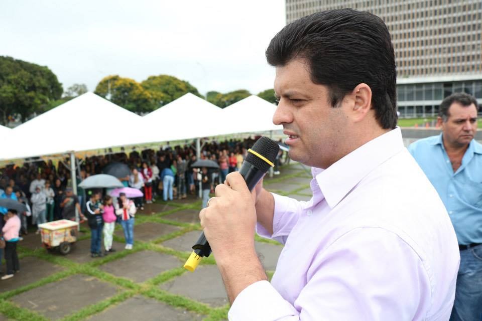 Washington Dourado em fala em assembleia do SINPRO-DF.